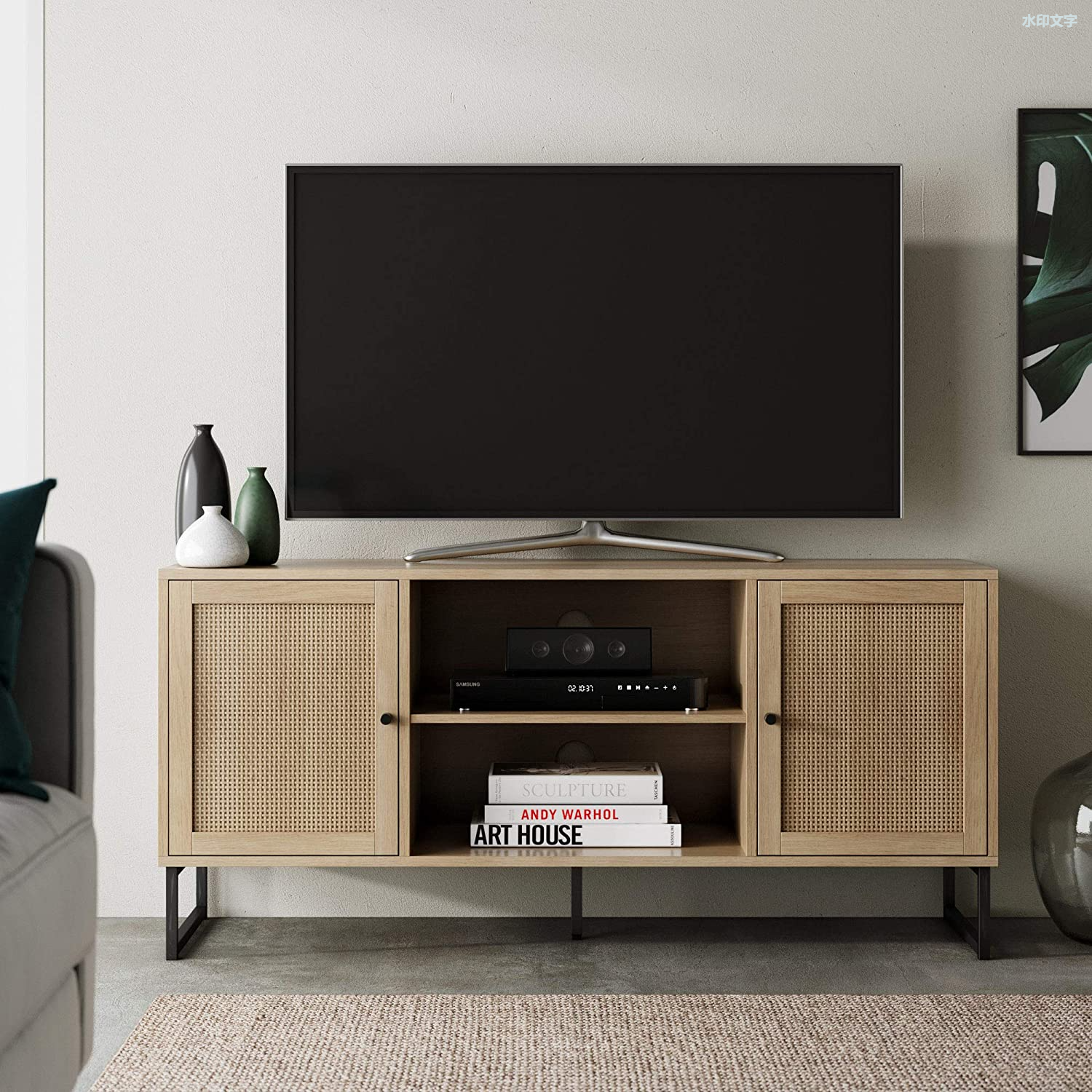 Mueble de entretenimiento moderno para TV, consola con acabado de madera natural y detalles mate con puertas de almacenamiento para sala multimedia